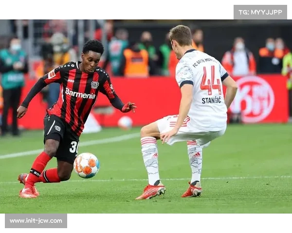 勒沃库森小将维尔茨赛后谢场,将球衣赠予残疾球迷 勒沃库森小将维尔茨赛后谢场,将球衣赠予残疾球迷